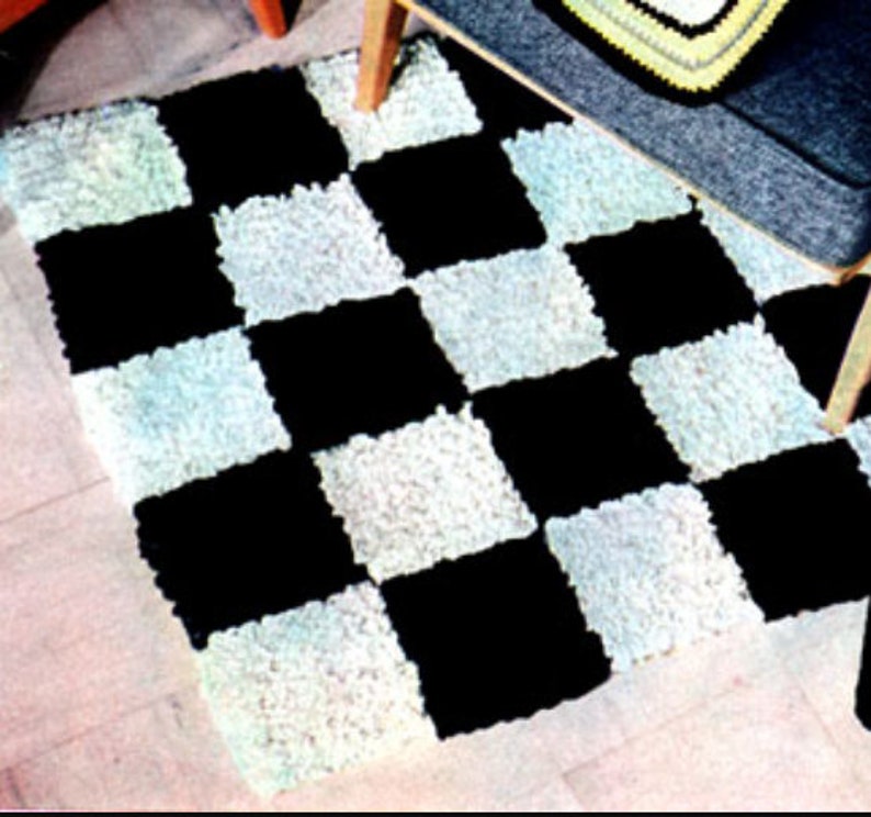 Puede incluir: Una alfombra de cuadros negros y blancos con una textura esponjosa. La alfombra est&aacute; hecha de hilo y tiene un patr&oacute;n de tablero de ajedrez.