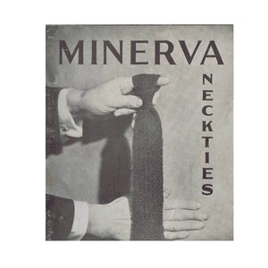 Könnte beinhalten: Ein Schwarzweißbild einer Hand, die eine dunkelgraue Krawatte hält. Der Text "MINERVA NECKTIES" ist in Schwarz auf weißem Hintergrund gedruckt.