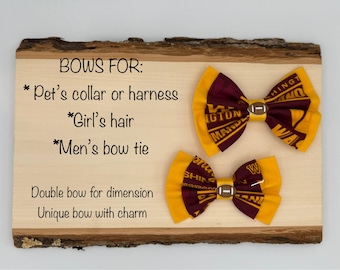 Könnte beinhalten: Zwei Stoffhaarbänder mit einem Fußball-Anhänger. Die Schleifen sind aus maroonfarbenem und goldenem Stoff mit einem Washington Huskies-Logo. Der Text "BOWS FOR:" ist auf einer Holzoberfläche geschrieben. Der Text unter dem Titel lautet: "* Halsband oder Geschirr für Haustiere * Mädchenhaar * Herren-Fliege Doppelschleife für Dimension Einzigartige Schleife mit Charme"