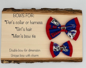 バッファロー ビルズのボウは、犬/ペットの首輪/ハーネス、女の子のヘッドバンド/ヘアクリップ/ネクタイ、フットボール チャーム付き男性用ボウタイ用にライセンス生地を使用して作られています。