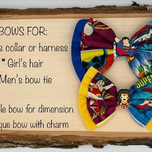 Puede incluir: Dos lazos de tela coloridos con diseños de superhéroes, incluyendo Superman y Wonder Woman, se muestran en una tabla de madera. Los lazos son de doble capa y tienen detalles amarillos, azules y rojos. El texto en la tabla dice "BOWS FOR: Pet's collar or harness, Girl's hair, Men's bow tie."