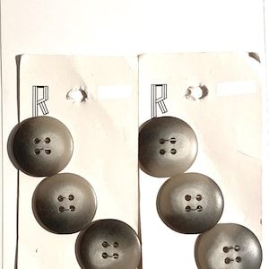 6 BOTÕES RÚSTICOS, cor cinza manchada para parecer osso, plástico 7/8" com 2 furos em cartões originais, frete doméstico GRÁTIS