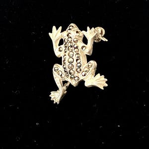 tiny FROG PIN silver with marcasite details, tiny 1&quot; length, vintage, marked on foot on back,  for lapel, ties, collars