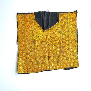 Pannello ricamato a specchio in stile Kutchi indiano per la scollatura di una tunica, tessuto vintage 15 x 16 pollici