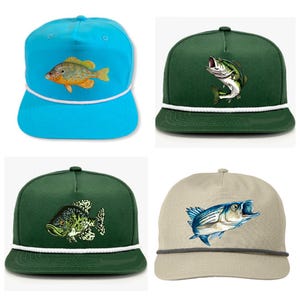 Pu&ograve; includere: Quattro cappellini a tesa piatta con disegni di pesci. Uno &egrave; turchese con un pesce giallo e arancione, un altro &egrave; verde scuro con un basso, un terzo &egrave; verde scuro con un crappie e l'ultimo &egrave; beige con un pesce a strisce blu.
