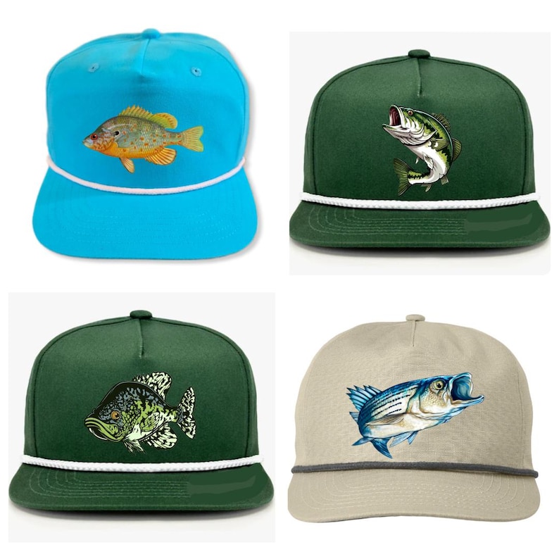 Pu&ograve; includere: Quattro cappellini a tesa piatta con disegni di pesci. Uno &egrave; turchese con un pesce giallo e arancione, un altro &egrave; verde scuro con un basso, un terzo &egrave; verde scuro con un crappie e l'ultimo &egrave; beige con un pesce a strisce blu.