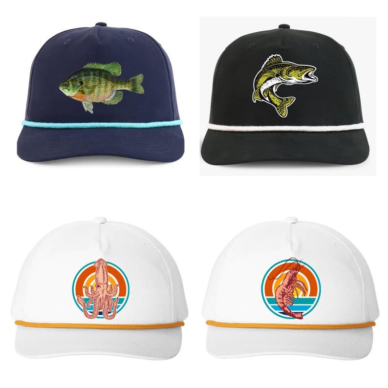 Pu&ograve; includere: Quattro cappellini da baseball con disegni a tema pesca. Due cappellini sono blu navy e neri, con illustrazioni di pesci. Gli altri due sono bianchi, con un disegno di calamaro e gamberetti all'interno di una grafica circolare. Ogni cappellino ha un dettaglio a corda.