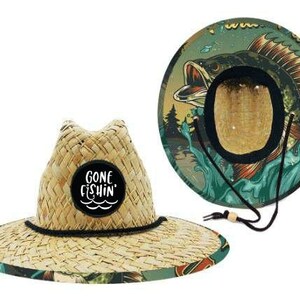 Può includere: Un cappello di paglia con un design di pesce persico verde, blu e marrone. Il cappello ha una fascia nera con un cerchio bianco che dice "Gone Fishin'" su di esso.