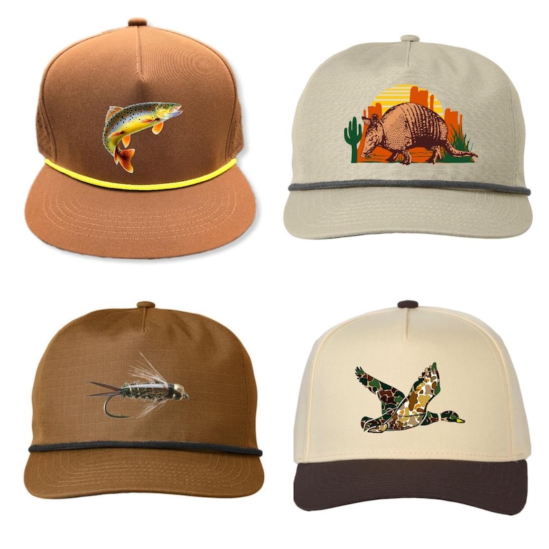 Pu&ograve; includere: Quattro cappellini con diversi disegni. Un cappellino marrone con un pesce, un cappellino beige con un armadillo, un cappellino marrone con una mosca da pesca e un cappellino con un'anatra mimetica.