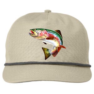 Pu&ograve; includere: Cappellino da baseball beige con un'illustrazione colorata di una trota iridea. Il pesce &egrave; raffigurato con vivaci tonalit&agrave; di verde, rosso, giallo e nero. Il cappellino ha un dettaglio di corda grigia lungo il bordo.