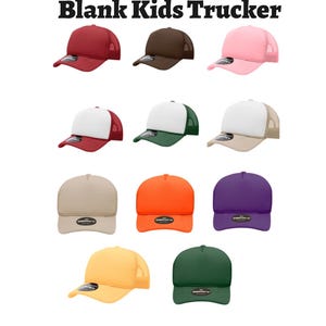 Puede incluir: Una colección de gorras Decky Blank Kids Trucker en varios colores: rojo, marrón, rosa, blanco, verde, beige, naranja, morado, amarillo y verde oscuro. Cada gorra tiene una parte trasera de malla y una visera curva.