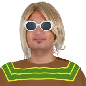 Peut inclure: Une personne portant des lunettes de soleil ovales blanches avec des verres foncés et une perruque blonde. La personne porte un t-shirt marron avec des rayures vertes et jaunes.