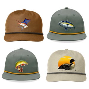 Pu&ograve; includere: Quattro cappellini da baseball con disegni a tema pesca. Uno &egrave; marrone con un pesce vela, un altro &egrave; grigio con un tonno, un terzo &egrave; grigio con un luccio e l'ultimo &egrave; beige con un strolaga sullo sfondo di un tramonto.