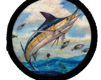 Veste de chapeau de pêche rond bleu marlin avec patch poisson pêcheur en haute mer au large des océans pélagiques