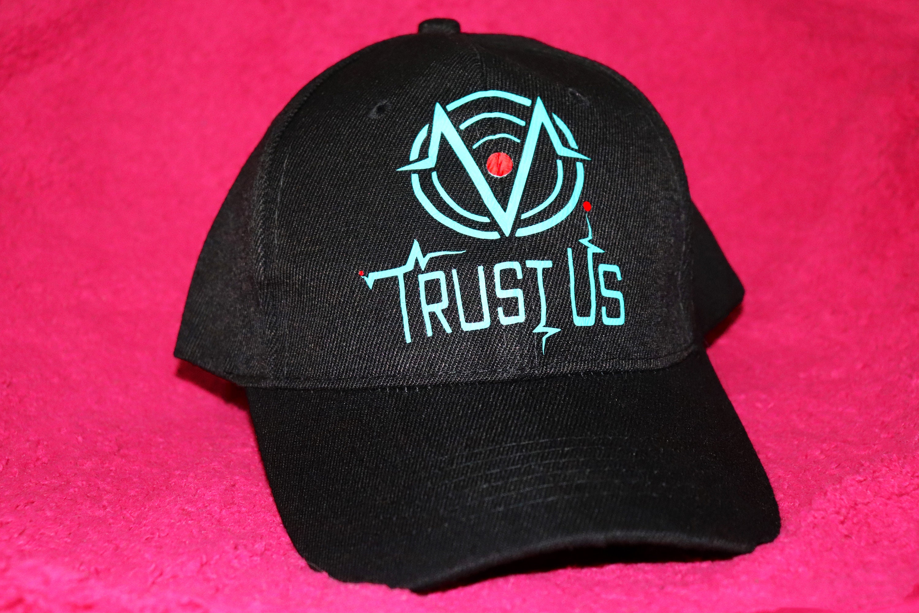 Vox Tech「Trust Us」ハット | ハズビンホテル風ベースボールキャップ