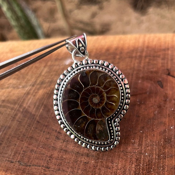 Ciondolo In Argento Sterling Fatto A Mano Con Fossile Di Ammonite: Gioielli Di Design - Italia