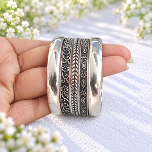 Conjunto de brazaletes florales de plata antigua, pulseras apilables estilo bohemio (juego de 5)