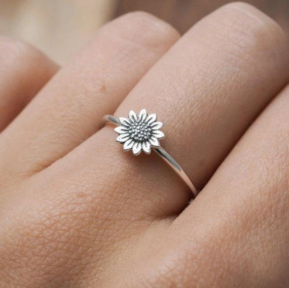 Anelli di girasole, anello delicato d'argento, anello Boho, anello della  natura, piccolo anello di girasole, anello da damigella d'onore, regalo per  la fidanzata, anello fiore d'oro -  Italia