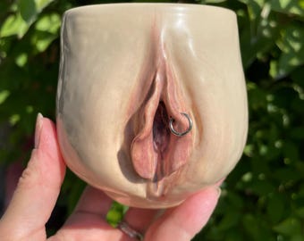 Handgemachte durchbohrte Vulva Tasse, Einzigartige Keramik Kaffeetasse, Geschenk Knebel