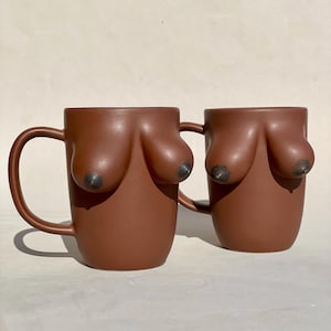 Tazza con seno scolpito a mano / Gres melanina positiva per il corpo