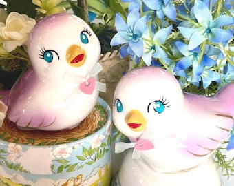 Cute Retro Look Springtime 22kt gold Easter Love bird Songbird pair ceramic Figurines big blue eyes & long lashes 60s-Style, pink heart, new