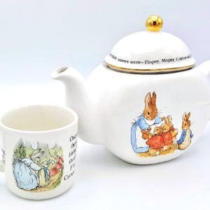 Teapot 4 cup Peter Rabbit Beatrix Potter Children&#39;s party 32 oz Teleflora ceramic gold Vintage 1997 birthday baby shower gift new excellent