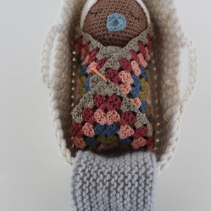 Babychou-Tutorial, Baby in seinem Stubenwagen gewickelt