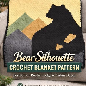 Peut inclure: Un patron de couverture au crochet avec une silhouette d'ours noir sur un fond de montagnes géométriques jaunes, vertes et grises. La couverture est présentée sur un canapé gris. Le texte indique "Bear Silhouette Crochet Blanket Pattern".