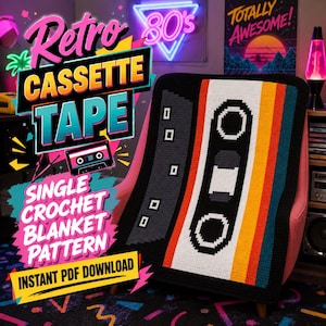 Peut inclure: Une couverture en crochet rectangulaire présentant un motif graphique de cassette audio avec des rayures noires, blanches, orange et bleu sarcelle. La couverture possède une bordure noire et une esthétique pixelisée avec un design de bobine.