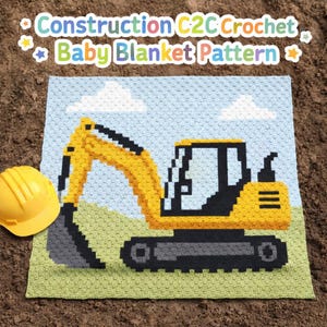 Op de afbeelding: Een gehaakte babydeken met een gele graafmachine op een blauwe hemel met witte wolken en groen gras. De deken heeft de tekst "Construction C2C Crochet Baby Blanket Pattern". Een gele bouwhelm is links onderin.