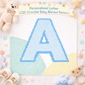Può includere: Una coperta per neonati quadrata, fatta a mano, con una grande lettera "A" azzurra al centro. La coperta è circondata da uno sfondo bianco con sezioni verde pastello e giallo. Il testo "Personalized Letter C2C Crochet Baby Blanket Pattern" è visualizzato in alto.