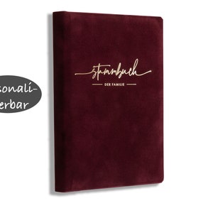 Könnte beinhalten: Ein burgunderfarbenes, samtiges Journal mit goldener Aufschrift "Stammbuch - Der Familie". Das Journal ist personalisierbar mit dem Wort "personalisierbar" in silberner Schrift.