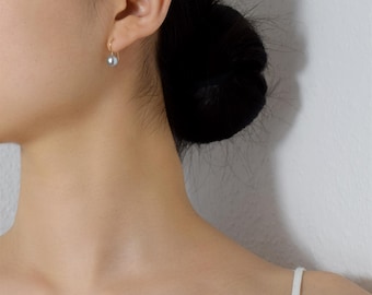 Light grey baroque pearl drop earrings, 925 sterling silver gold plated, small silver-grey freshwater pearl drop earrings, women's silver earrings with pearls