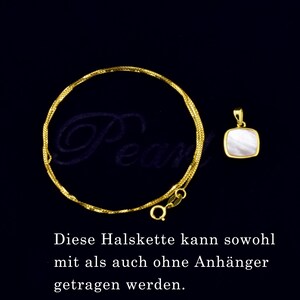 May include: A gold chain necklace with a square pendant featuring a white mother-of-pearl inlay. The text "Diese Halskette kann sowohl mit als auch ohne Anh&auml;nger getragen werden." is visible below the necklace.