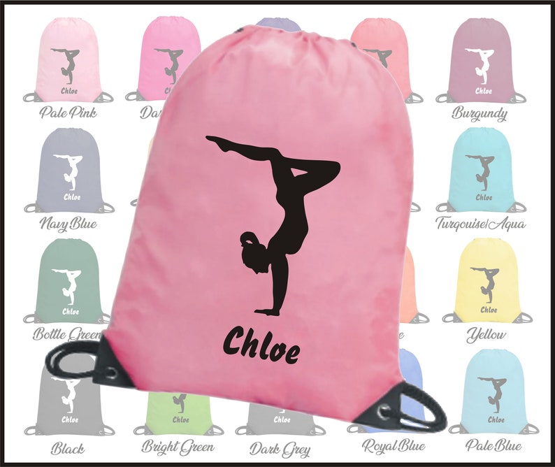 Peut inclure: Un sac &agrave; cordon rose avec une silhouette noire d'une gymnaste faisant un poirier. Le sac a un cordon noir et le nom "Chloe" est imprim&eacute; en noir sur le devant.