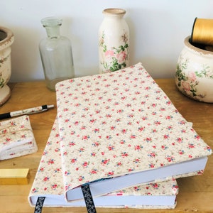 Agenda giornaliera vintage A4 2025 con tasche per penne