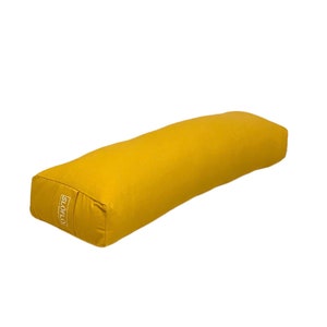 Puede incluir: Un cojín de yoga amarillo con la palabra "SLOFLO" impresa en el lateral.