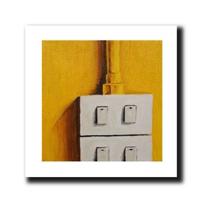 Op de afbeelding: Een witte elektrische doos met vier lichtschakelaars op een gele muur. De doos is verbonden met een gele elektrische draad.