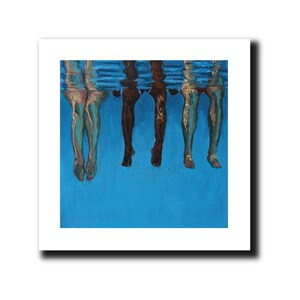 Könnte beinhalten: Ein Gemälde mit vier Beinpaaren, die in blaues Wasser getaucht sind. Die Beine sind in verschiedenen Hauttönen gemalt und alle in einer Reihe angeordnet.