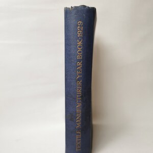 以下が含まれることがあります： 「Textile Manufacturer Year Book 1929」と金色の文字で書かれた青いハードカバーの本です。