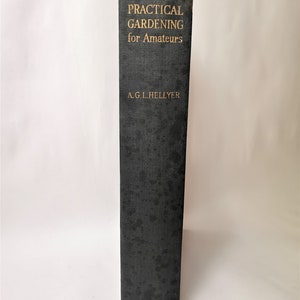 以下が含まれることがあります： A.G.L. ヘリヤー著「Practical Gardening for Amateurs」というタイトルの黒い本。コリンズ社発行