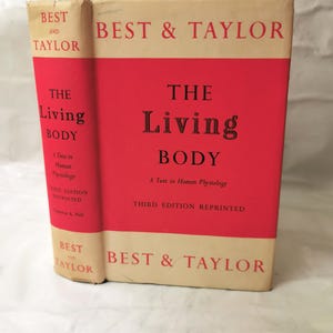 以下が含まれることがあります： Best & Taylorによる「The Living Body」というタイトルのヴィンテージ本。本は、白い文字とベージュの背表紙が付いた赤い表紙です。表紙のテキストは「The Living Body、A Text in Human Physiology、Third Edition Reprinted」と書かれています。