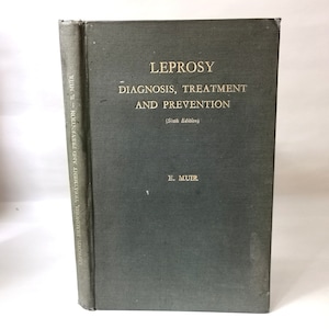 Może przedstawiać: Zielona książka zatytułowana "Leprosy: Diagnosis, Treatment and Prevention" autorstwa E. Muira. Książka jest szóstym wydaniem.