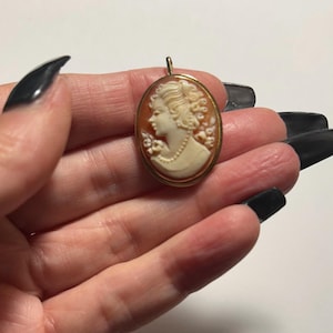 Beautiful vintage 14k gold carved shell cameo brooch and pendant