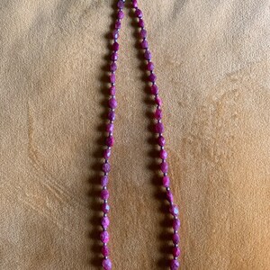Elegant handuppträdd choker med fasetterad rå rubin och pärlor i sterlingsilver bild 6