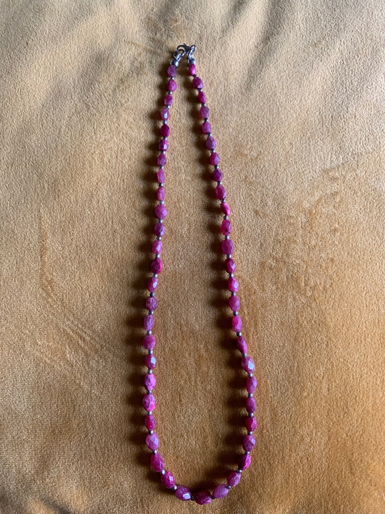 Elegant handuppträdd choker med fasetterad rå rubin och pärlor i sterlingsilver bild 6