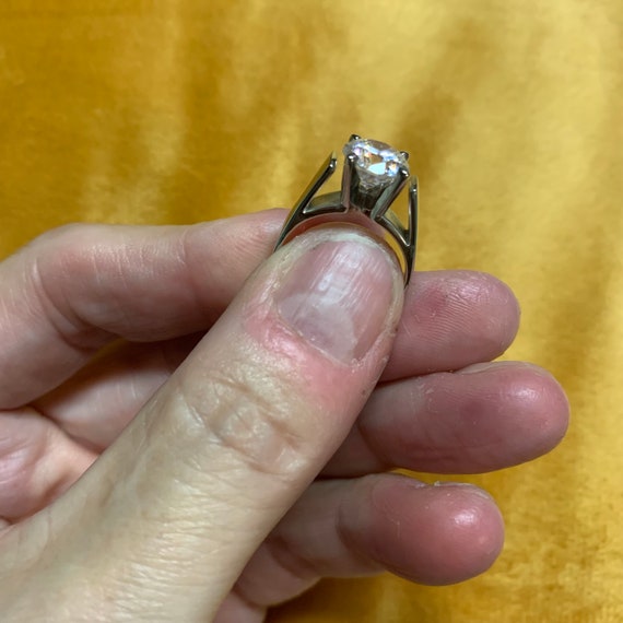 Size 5 solitaire engagement ring featuring a roun… - image 5