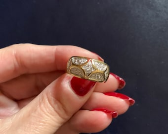 Vinringar i sterlingsilver och vermeilguld med små diamanter