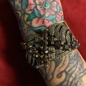 Statement scharnierende Heidi Daus armband met of neutrale toon kristallen