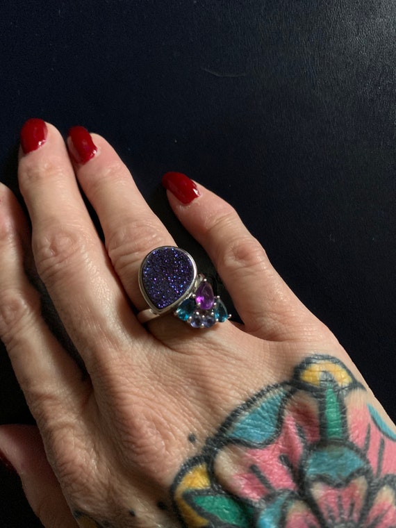 Size 7 Unique large cocktail ring featuring a pur… - image 4
